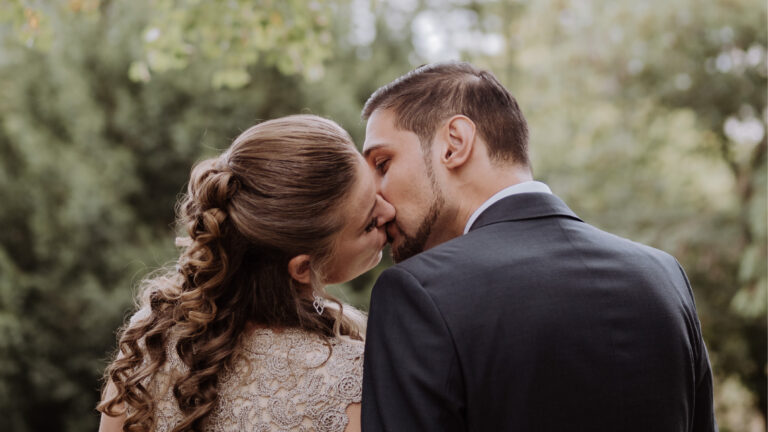 Brautpaar küssst sich bei Hochzeitsfotoshooting innig