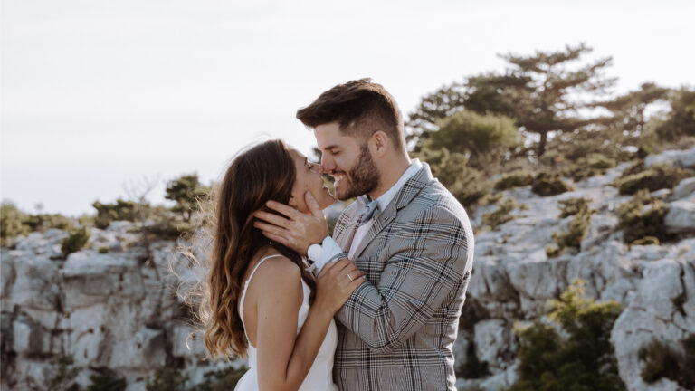 Brautpaarshooting in Kroatien - küssendes Paar