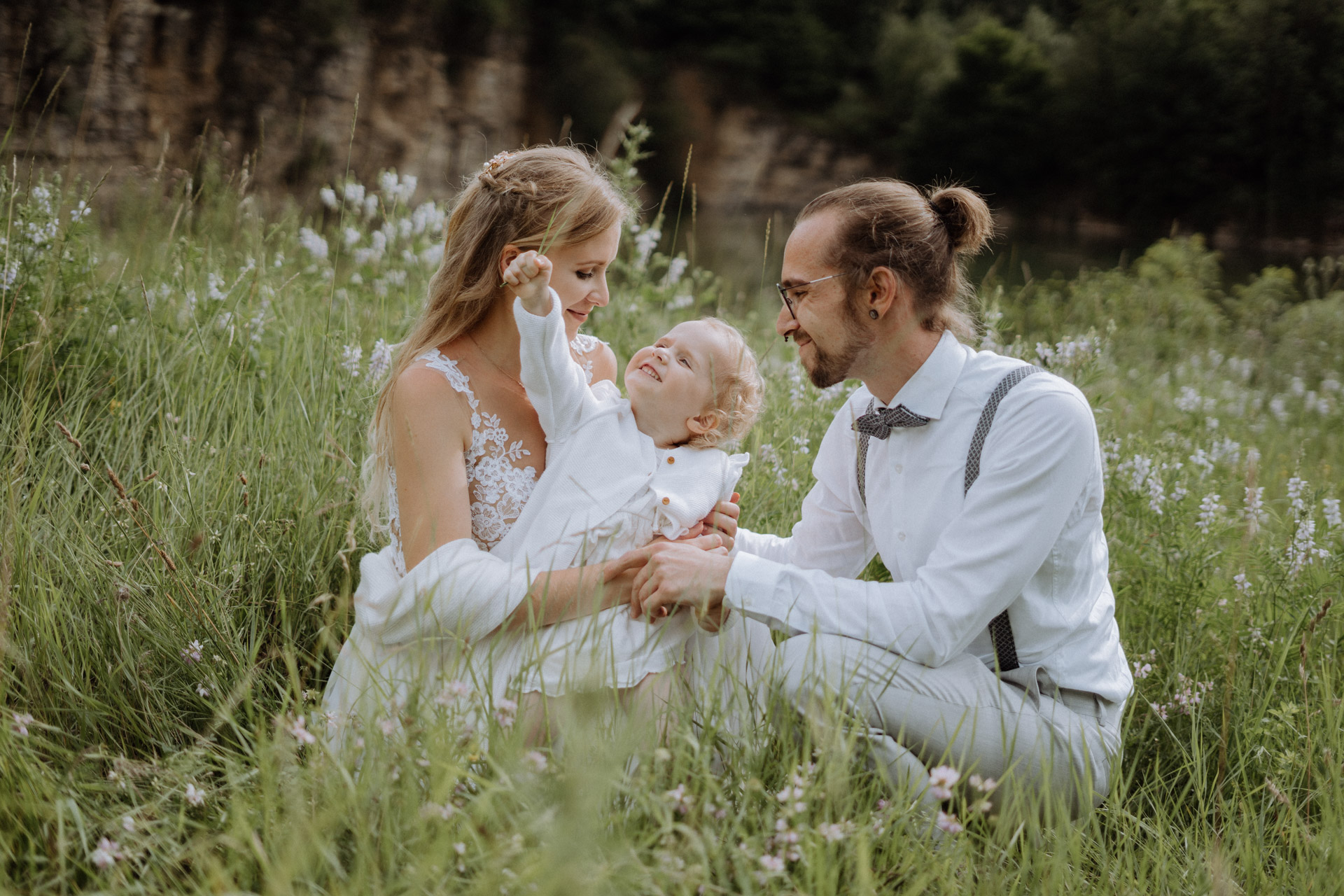 Mehr über den Artikel erfahren Ist es eine gute Idee, dass ein Familienmitglied die Hochzeit fotografiert?