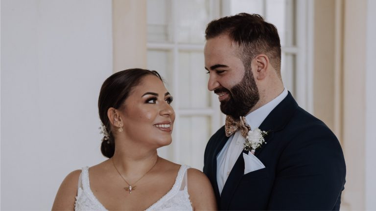 Frau schaut Mann an Hochzeitsfotografie Schloss Solitude